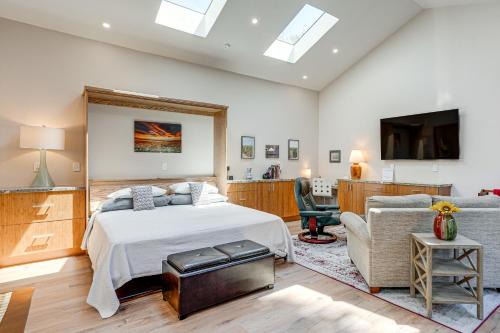 East End Apartamento | Alameda Studio with Patio 3 Mi to Oakland Coliseum!