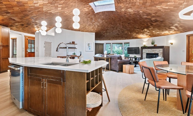 Tofino Casa | Alaqua on the Beach-Chesterman, Surf, Hot tub, Pet