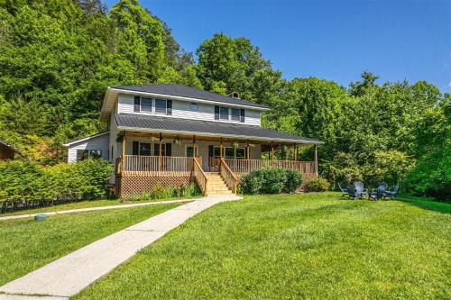 Bryson City Casa | Alarka Creek Farmhouse