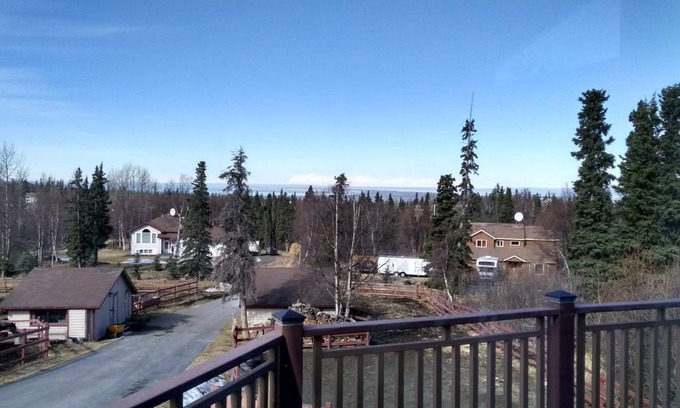 Mid-Hillside Cama Y Desayuno | Alaska Sundance Retreat B&B