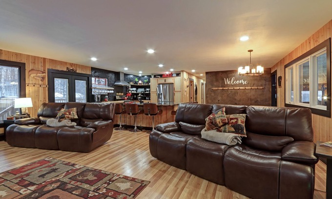 Sand Lake Casa | Alaskan 2300 sq ft Modern Cabin Hotel Like home with Hot Tub