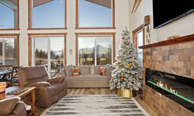 Palmer Casa | Alaskan White Christmas: Snow, Hot Tub & Magic!