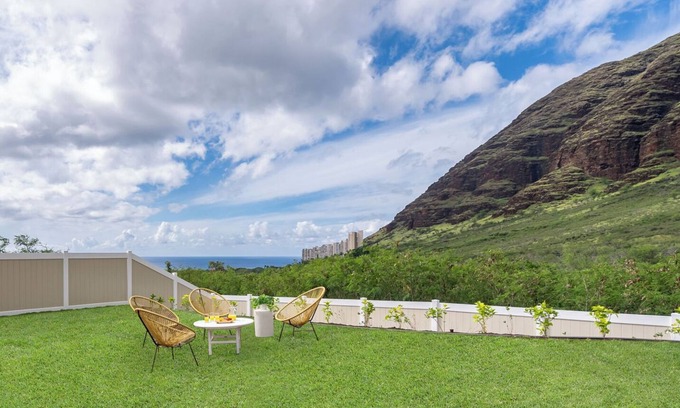 Makaha Valley Casa | Alaula by AvantStay | Gated Security Home w Valley, Ocean Views!