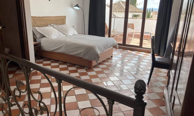Beiro Casa | CASA ALBAICINA, GRANADA CON INCREÍBLES VISTAS A LA ALHAMBRA Y CUEVAS ORIGINALES, WIFI