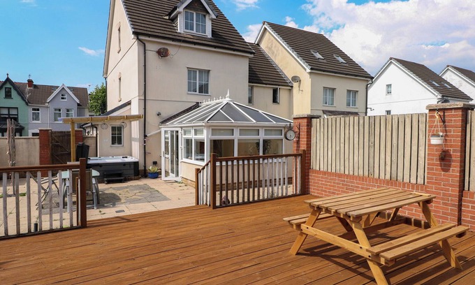 Llanelli Cabaña | ALBAN ROAD, pet friendly, with hot tub in Llanelli