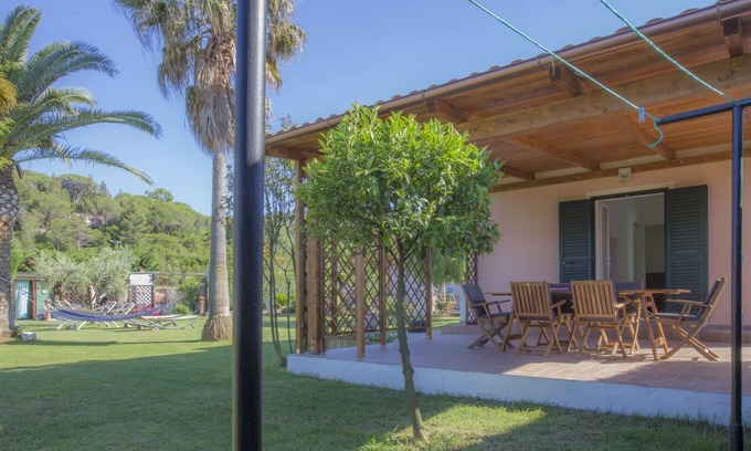 Marina di Campo Apartamento | Albero del Pepe 2 with lush garden