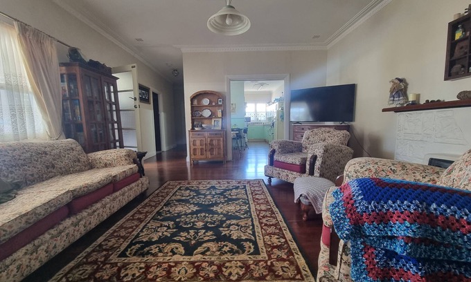South Bunbury Cabaña | Albert Road Cottage: Comfy, vintage home near water & town