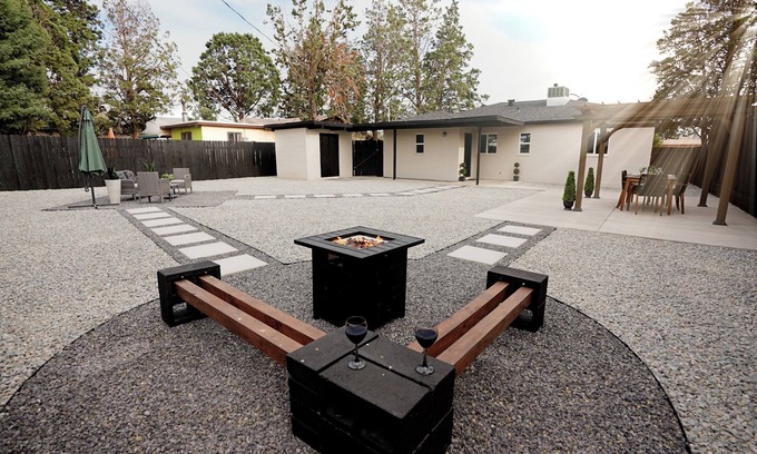 Northeast Heights Casa | Albuquerque Gem, 3BR w/ Yard near Uptown Shops & Entertainment. The White House