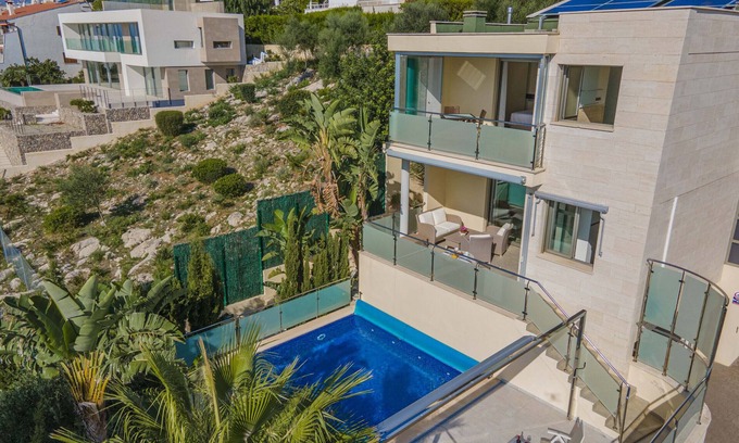 Alcanada Chalet De Esquí | Alcanada 1 para 8 con piscina a 70m del mar