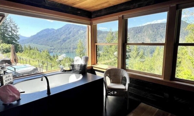 Eatonville Casa | Alder Lake Retreat Near Mt. Rainier, Sleeps 10, Swimming Pond, Jacuzzi, A/C,