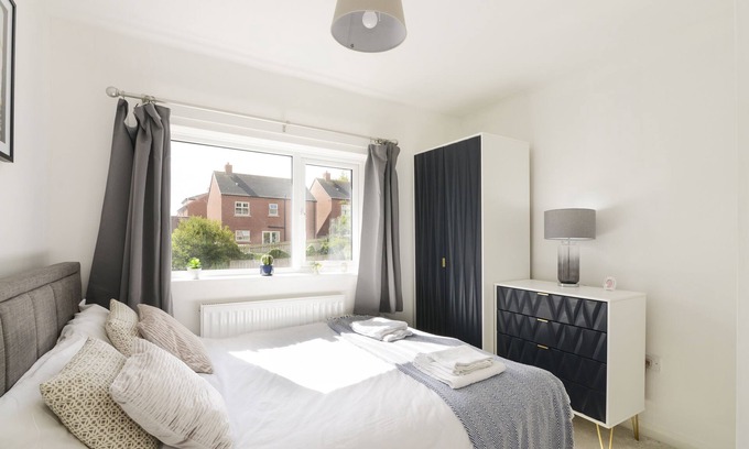 Newark upon Trent Casa | Alderton House - Spacious 3 Bed with Parking