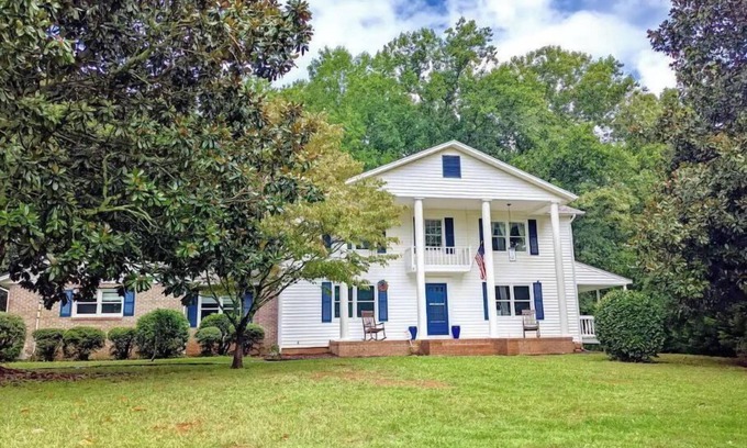 Clarkesville Casa | Alec Mountain Retreat-w/ fresh blueberries for the picking & a dream kitchen!