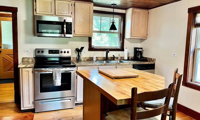 Alexander Casa | Alexander Haus Main @Camp Driftwood-Stay on River!