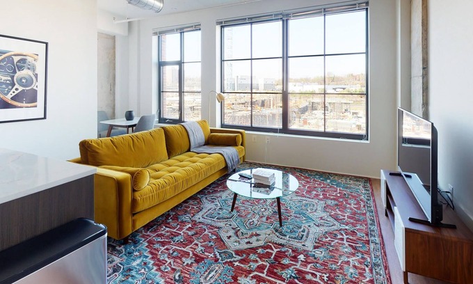 Eisenhower East Apartamento | Alexandria 1BR in The Foundry w/ Concierge + Gym