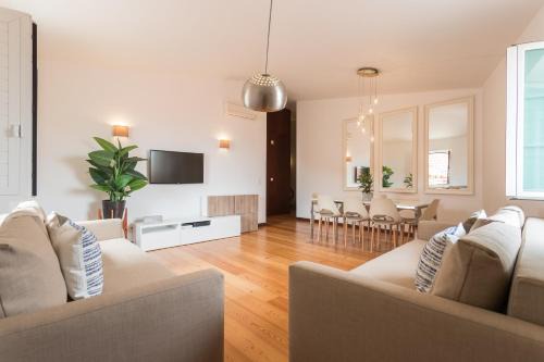 Santa Maria Maior Apartamento | Alfama Modern Two Bedroom Apartment w River View and Parking by LU Holidays