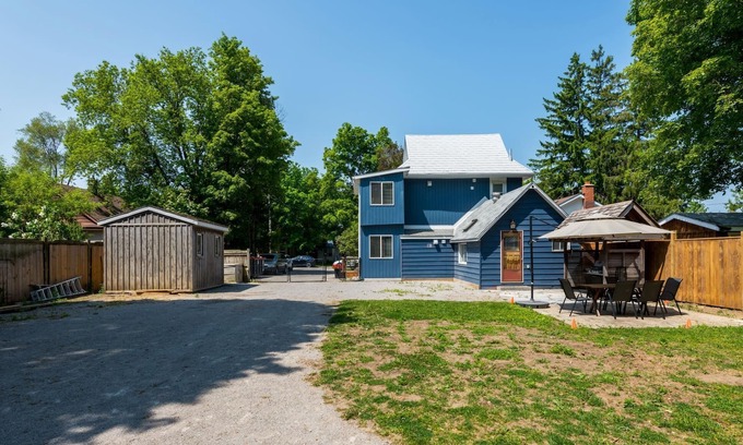 Barrie Casa | Alfred upper - luxury farm house - 3 levels
