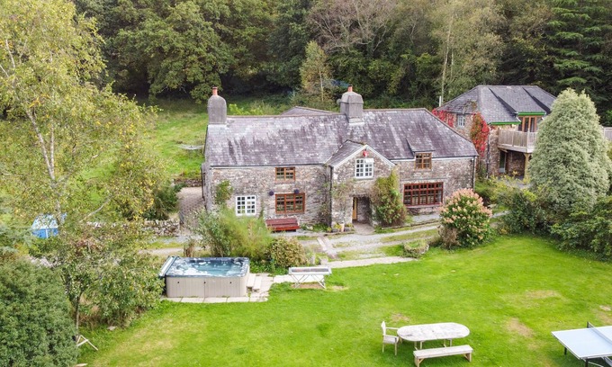 Kingsbridge Otro | Alfresco Family Farmhouse with Sauna, Hot Tubs and Wild Swim Adventure