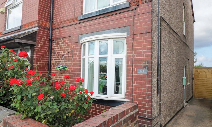 Alfreton Cabaña | ALFRETON COTTAGE, pet friendly, with a garden in Alfreton
