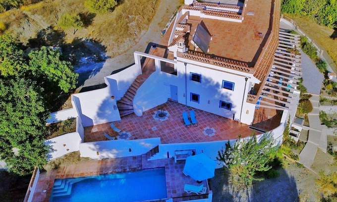 Almuñécar Villa | Algarrobo Azul es una maravillosa casa con su propia piscina y fantásticas vistas.