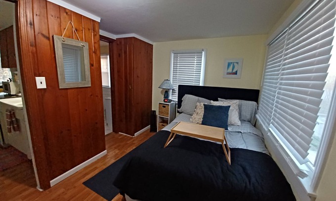 Hastings Apartamento | Algonquin Lakeside Suite D with Private Dock