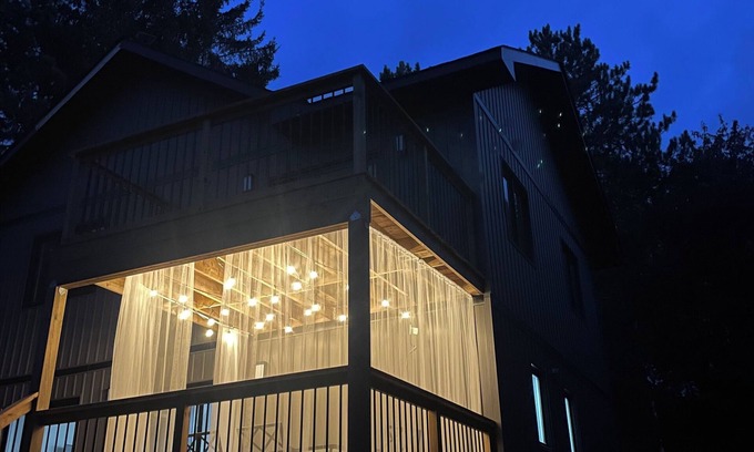 Whitney Casa | Algonquin Paradise.. Perfect for Multi-families, near Algonquin Park + Hot Tub