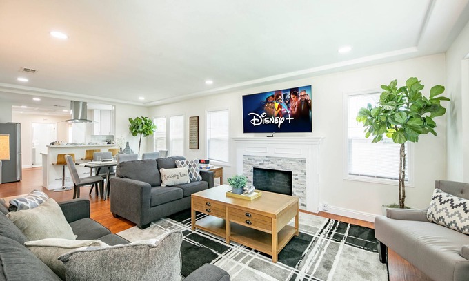 Alhambra Casa | ALHAMBRA 4 Bed home near DTLA w/Parking