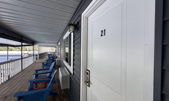 Lake of the Ozarks Apartamento | Alhonna Resort's 1 Bedroom Efficiency Unit 21
