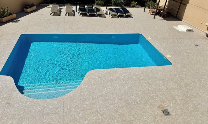 San Fulgencio Villa | Villa en Alicante con aire acondicionado y una piscina privada con gran área de sol de azulejos segura