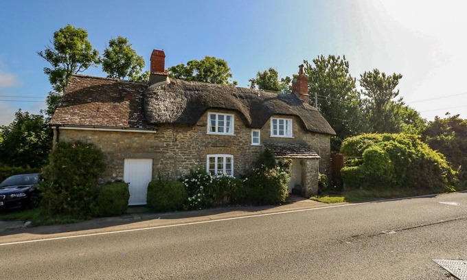 Bridport Cabaña | ALICE'S COTTAGE, pet friendly, with a garden in Burton Bradstock