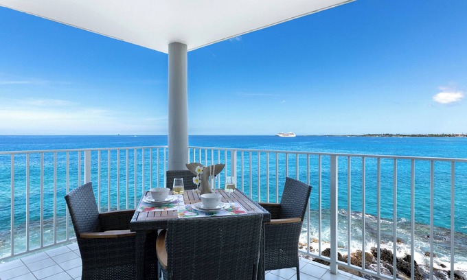 Kailua-Kona Condominio | Alii Villas #332 On Ocean Fantastic View. Watch Dolphins, boats and canoes go by