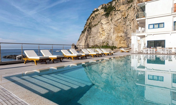 Meta Hotel | Alimuri Bay Resort