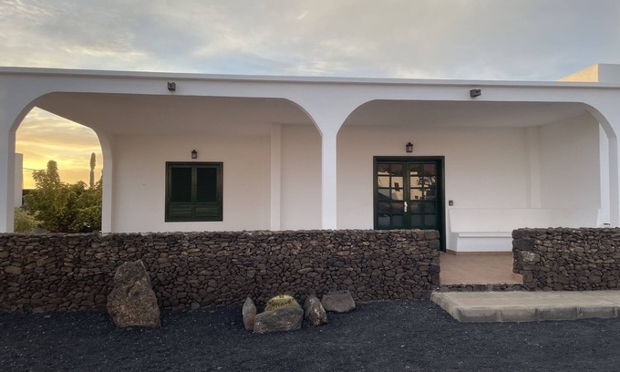 Las Brenas Casa | Casa Aljibe. Fantástica casa cerca de la playa en Yaiza, Lanzarote, Canarias.