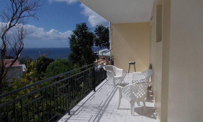 Schoelcher Apartamento | Bonito T3 en el piso de una villa. Balcón con vista al mar Caribe.