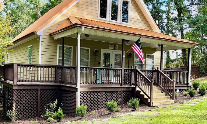Counce Casa | All Decked Out- Elegant Pickwick Lake Living, Sleeps 10
