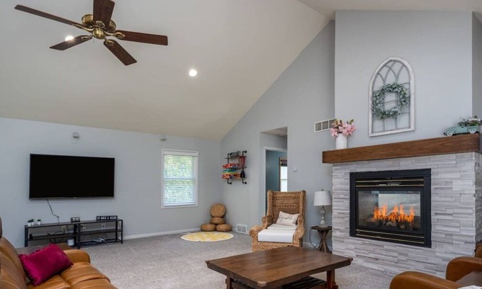 Holland Casa | All Decked Out Farmhouse - Game Room/Nearby Beach