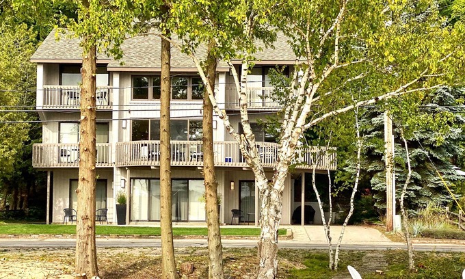 Lake Township Casa | All decked out inside and out - a beautiful family home