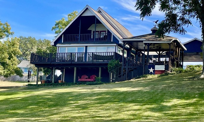 Coldspring Casa | All Decked Out on Beautiful Lake Livingston