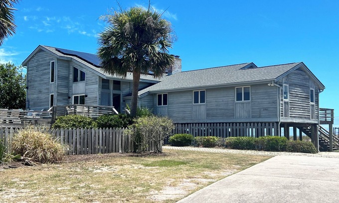 Sullivan's Island Casa | Clásico frente a la playa Sullivan's Island Home con piscina y jacuzzi
