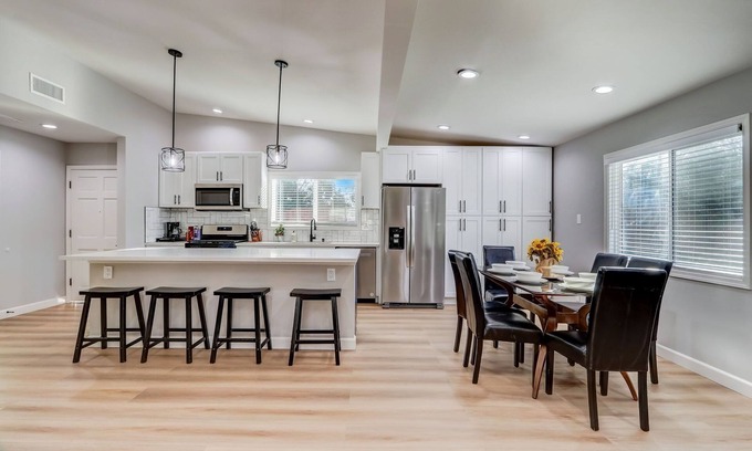 Reseda Casa | All Inclusive Modern Family Home 3BR 3BR Near Dignity Health Northridge Hospital