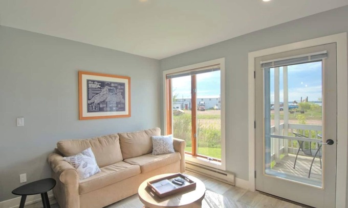 Bayfield Condominio | Charming 1 Bdrm Condo Steps from the Beach!