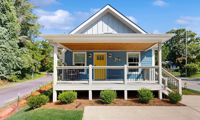 West Side Historic District Cabaña | All-new cottage with deck, grill, & washer/dryer - near downtown & Rail Trail