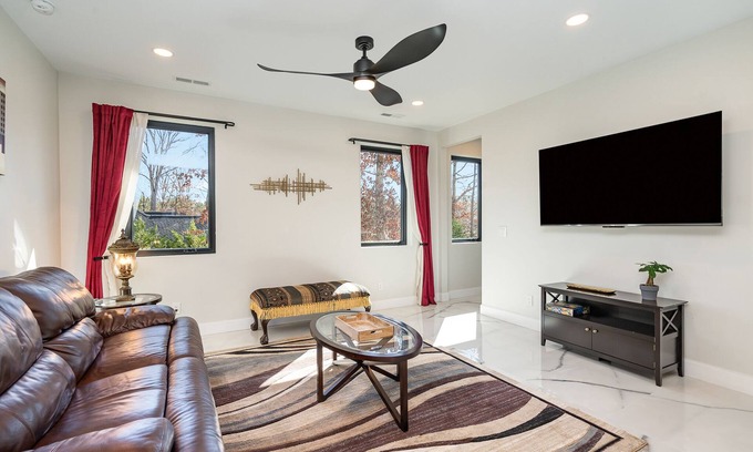 Matthews Apartamento | All New spacious cozy in-law suite 1BD minutes to highway 485 & 74