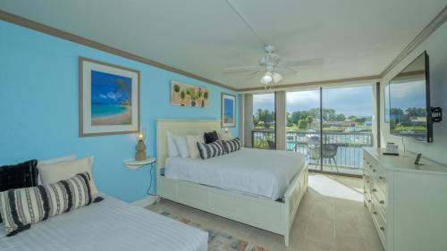 Trailer Estates Apartamento | ALL-NEW Waterfront with Balcony,Pool,Tiki Bar,Gym
