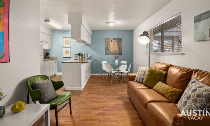 North Loop Apartamento | Pool + Walk Eclectic Hip North Loop