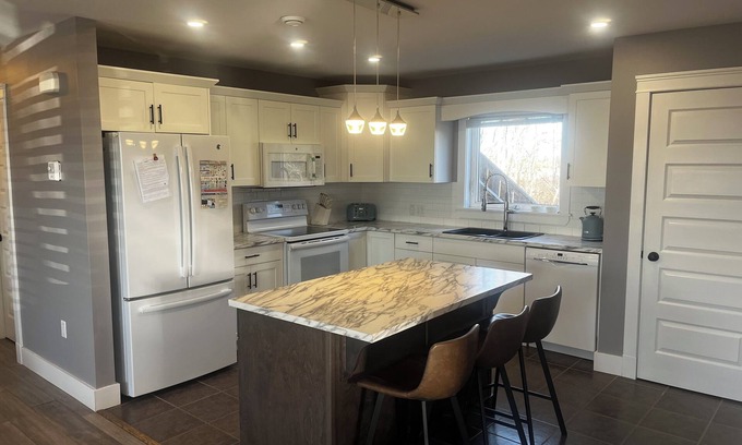 Charlottetown Casa | All one level 2 bedroom w/King beds in Charlottetown- close to hospital