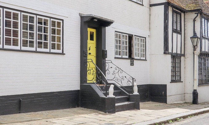 Old Town Hastings Cabaña | ALL SAINTS, pet friendly, character holiday cottage in Hastings