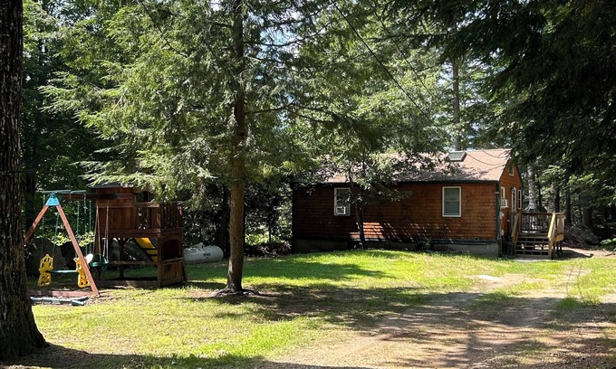 Northwood Cabina | All-Season Cozy Lakeside Cabin in Northwood, NH- 2 Bdr, great views