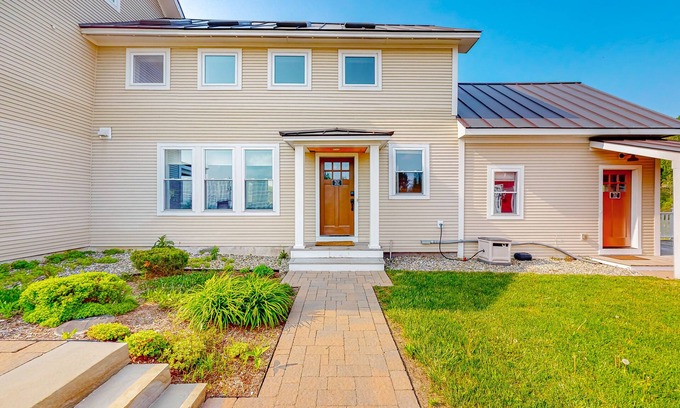 Waterbury Center Apartamento | All-season escape in a vintage farmhouse with updated interior & on-site hot tub