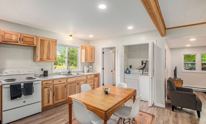 Irons Casa | Pine & Manistee Rivers All Seasons, Modern, Cozy Cabin