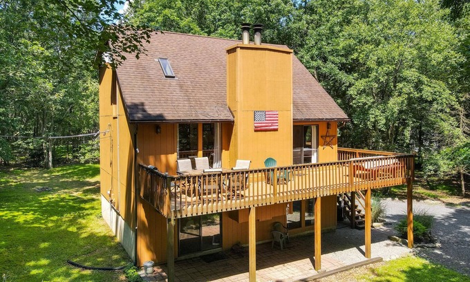 Jim Thorpe Casa | All-season hideaway with alfresco deck, views, game table & pool access